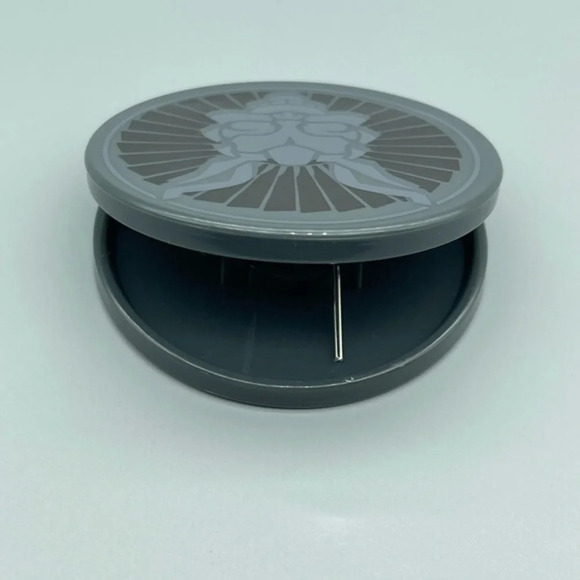 Donnie Darko Frank The Bunny Magnetic Clip - Picture 4 of 6